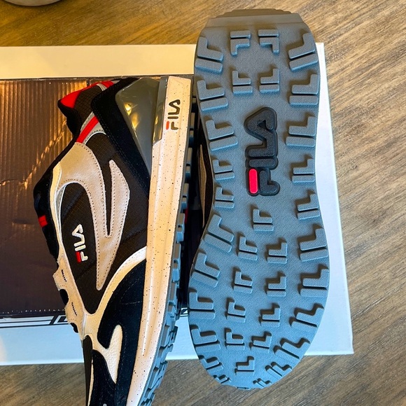 NIB FILA VALADO MENS BLACK RED GRAY CASUAL LIFESTYLE SNEAKER SIZE 13 - Picture 11 of 13